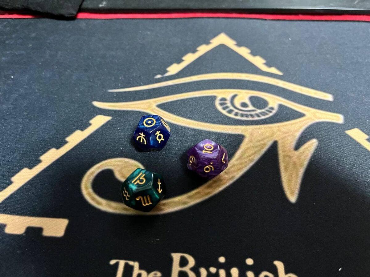 Como jogar com dados astrológicos