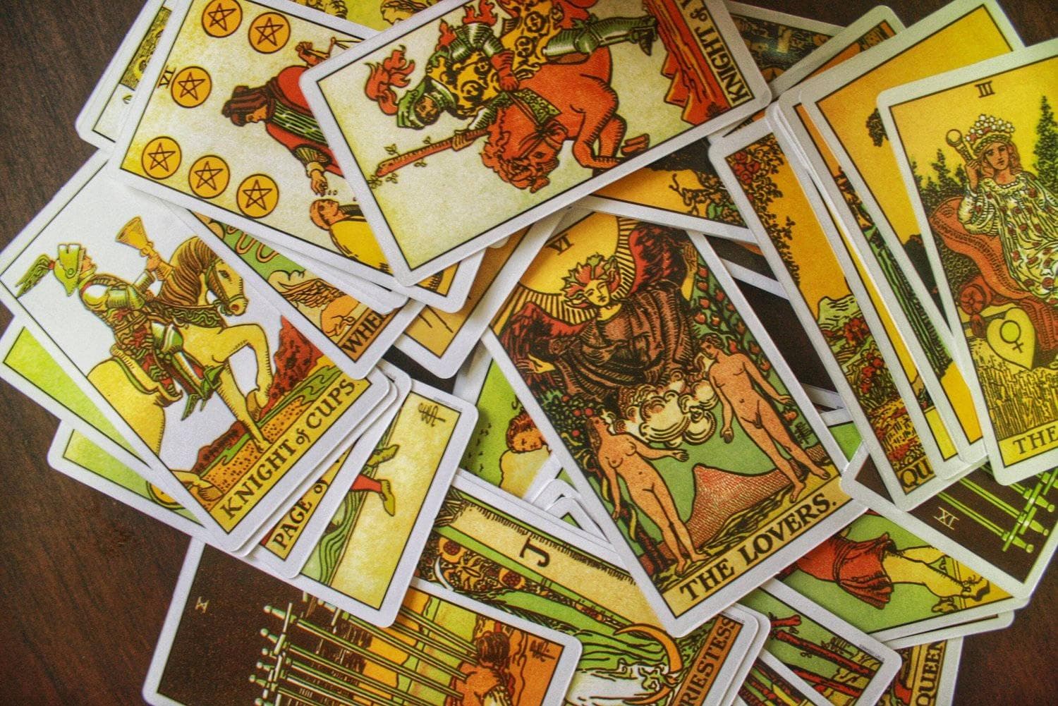 Uma ilustração da diferença entre baralhos de tarô