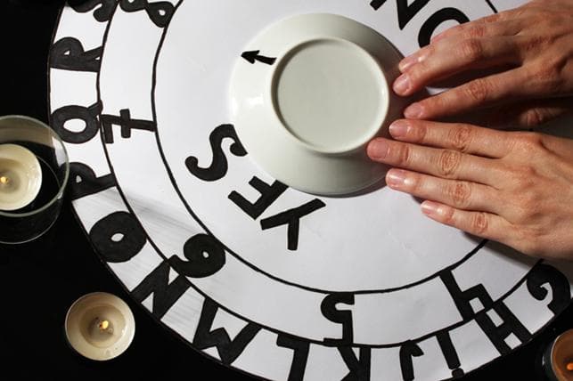 Alguns Fatos (e Ficção) sobre o Tabuleiro Ouija