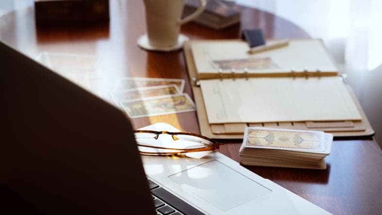 Transforme sua leitura diária de tarô em uma afirmação poderosa em 4 etapas.